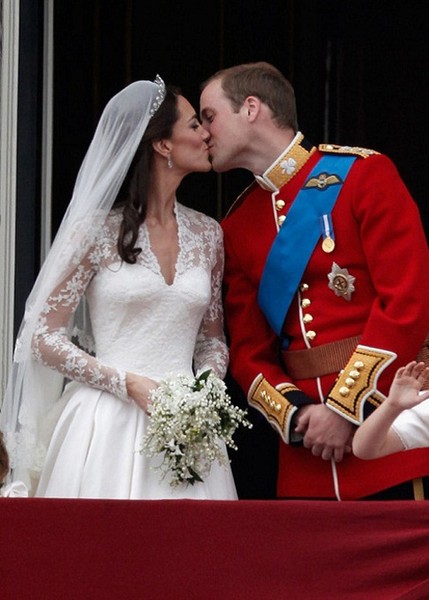  Hoàng tử William và Công nương Kate Middleton tổ chức đám cưới vào tháng 4/2011 tại tu viện Westminster ở London và tiệc cưới tại cung điện Buckingham.